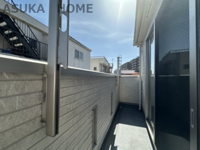 陽当りの良いバルコニーは、風通りも良く洗濯物の渇きも早く家事の時短にもなりますよ。