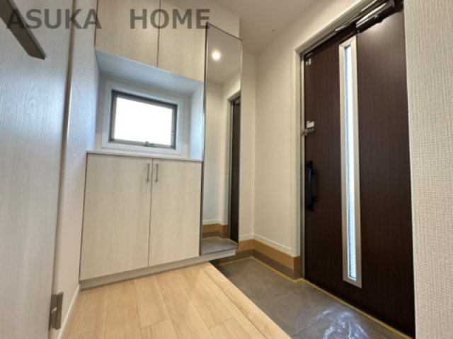 明るく使いやすそうな玄関ですね♪玄関横のミラー付シューズボックスも嬉しい設備です♪