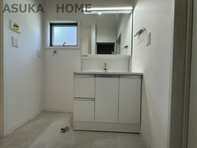 使いやすい3面鏡の洗面台です♪