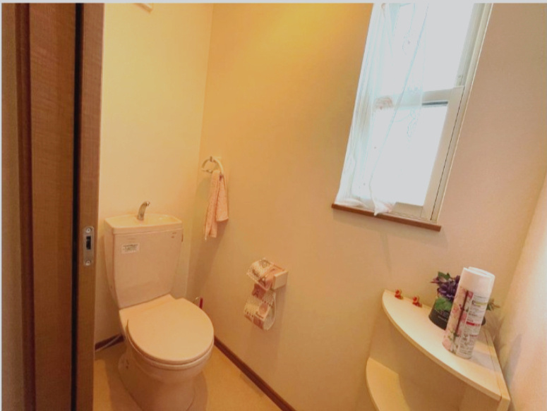 トイレに窓があり、自然光による明るさが保たれます。新鮮な空気も入り気持ちよく使用していただけます！