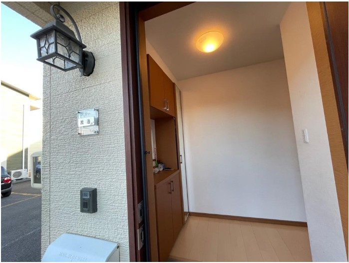 お洒落な外照明。収納もあるので雑然としがちな玄関をスッキリとした状態に保てます！