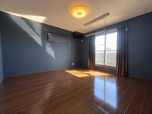 2階洋室。アクセントクロス。※室内写真は画像加工により家具等を消去しております。