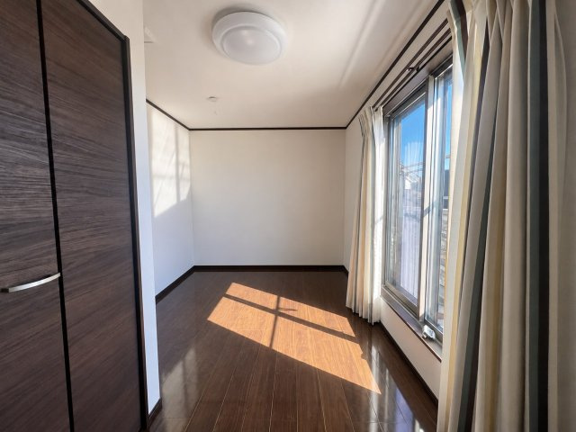 2階洋室。収納付。※室内写真は画像加工により家具等を消去しております。