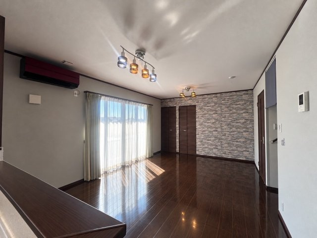 キッチンからLDKを一望。※室内写真は画像加工により家具等を消去しております。
