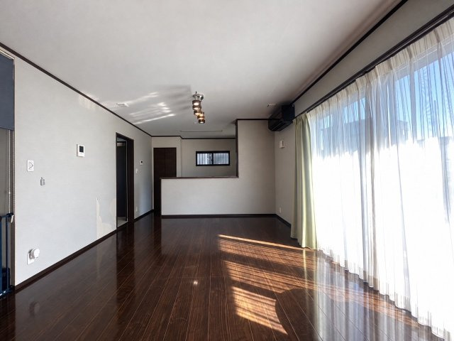 収納豊富で広々としたLDK。※室内写真は画像加工により家具等を消去しております。