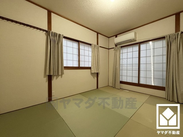 約6帖の2階和室です。陽光がたっぷり差し込む洗練された和の空間。忙しい日常の中で、ほっと一息つける癒しの住まい。