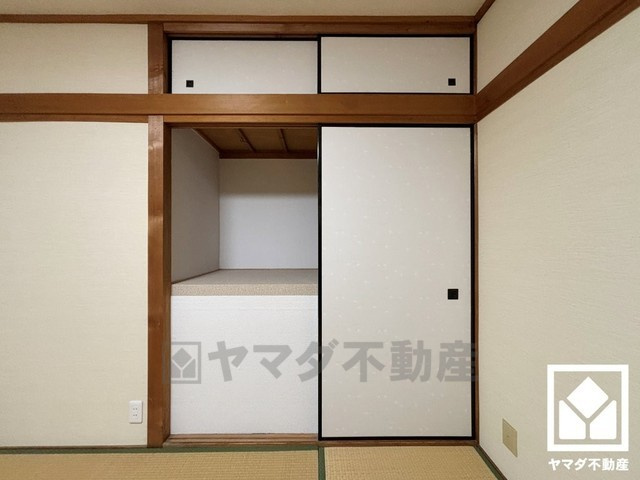 奥行きがあるので、収納力も申し分ありません。お客様用の座布団や寝具も収納可能です。