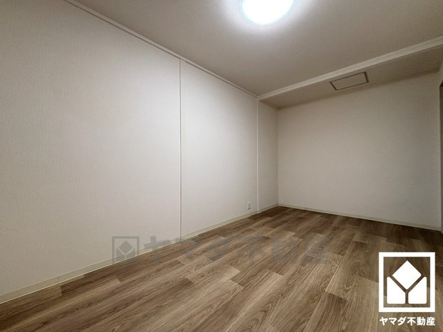 約7.5帖の1階洋室です。玄関から出入りする際に必ず通るお部屋で、リビングとしてもご利用いただけます。
