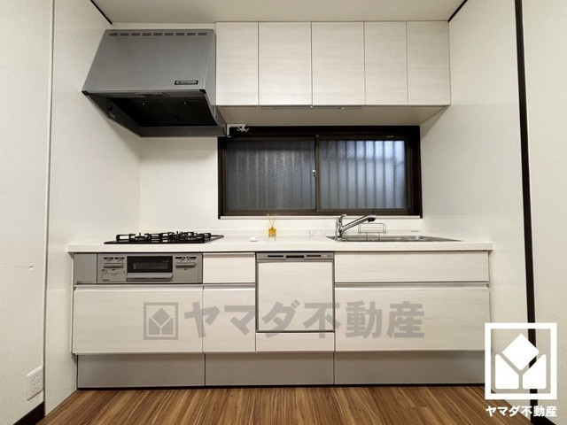 キッチンは空間を有効活用できる壁付けタイプ。独立型キッチンなので急な来客でも慌てず、お料理に集中しやすい環境です。