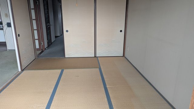 リビング横に和室があり開放感があります。