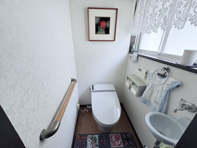 2階にもトイレを設置しており、忙しい朝や夜間の利用時にも便利です。シンプルで清潔感のある内装に加え、窓付きで明るく換気もしやすい空間となっています。手すりも設置されており、安全性にも配慮されてます。