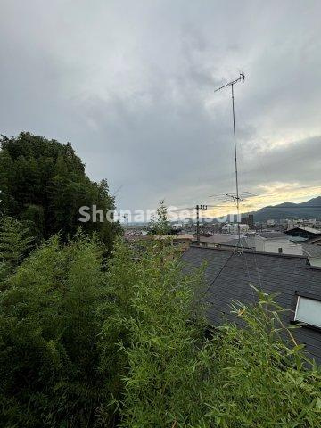 毎日の通勤・通学時間をグッと短縮できる、ご好評の駅チカ物件です♪　　小田急線「伊勢原」駅徒歩13分！小学校近く、お買い物便も良好ですよ。