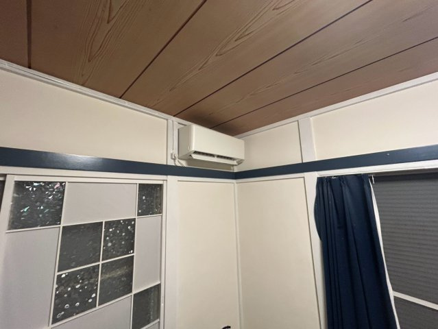 床下換気口は、床下に湿気がこもることを防ぎ、効果的に換気を行うために設置されています。床下換気口が設置されていない建物は、基礎パッキング工法などにより換気を行なっています。詳細は現地でご確認ください。