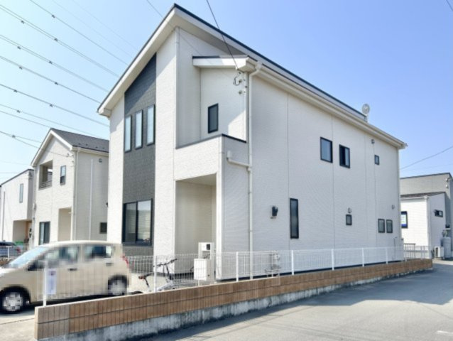 ■外観｜光をやさしく反射する外壁により、日中はより開放的で爽やかな印象となり、住まい全体を明るく見せてくれます♪