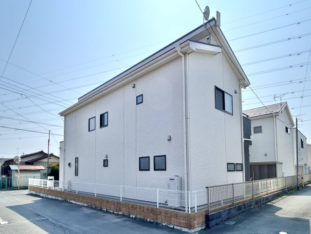 ■外観｜住宅街の中でも圧迫感が少なく、のびのびとした暮らしが叶う立地となっています。