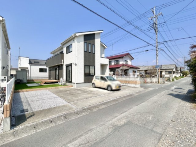 ■外観｜雑草が生えにくいお庭♪道路から離れたお庭なので小さいお子様と遊んでいても安心です♪