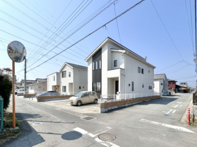 ■外観｜角地に位置しているため開放感があり、日当たりや風通しも良好で、快適な生活環境が整っています♪