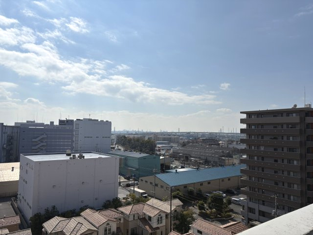 視界が開けた開放的な眺望は、日々の暮らしにゆとりを与えてくれます。前面に遮るものがないため陽当りも抜群で、リビングまで明るい光と心地よい風が通り抜けます。