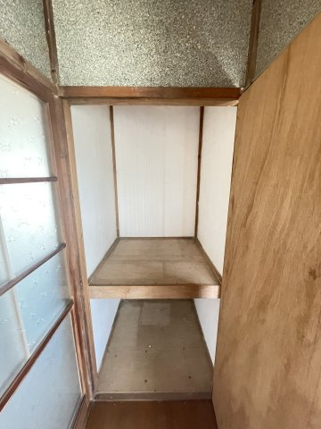 2階バルコニーに面している6帖の和室の収納です。一つのお部屋に収納が多数あり収納たっぷりです。