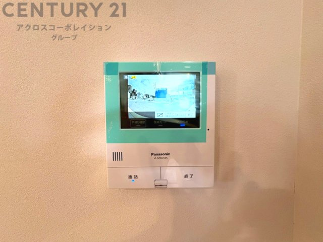 訪問者が来たときにテレビ画面で確認できるため、安心してドアを開けられます。録画機能があるものもあり、留守中に来訪者を記録しておくことができます。利便性が高く、セキュリティ面でも安心です。