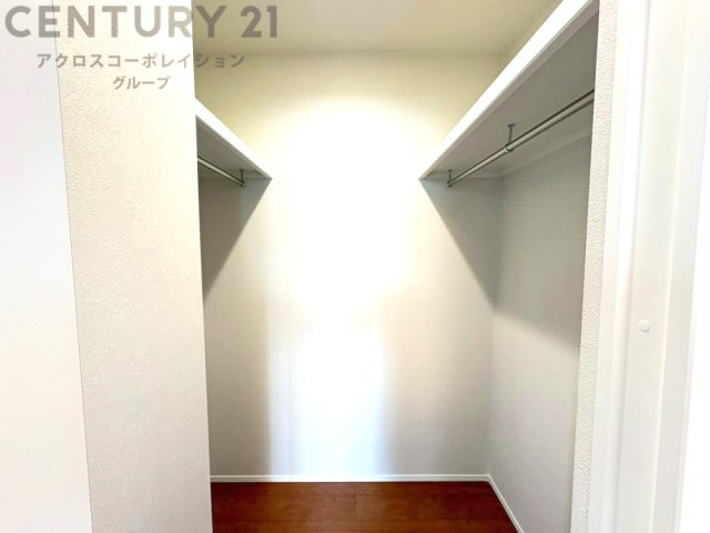 収納力が高く洋服や小物を整理しやすく、更衣室のように使え、部屋がすっきり保てます。収納の配置を自由に調整でき、換気性が良く防湿・防虫対策も可能。快適で機能的な生活空間を実現できます♪