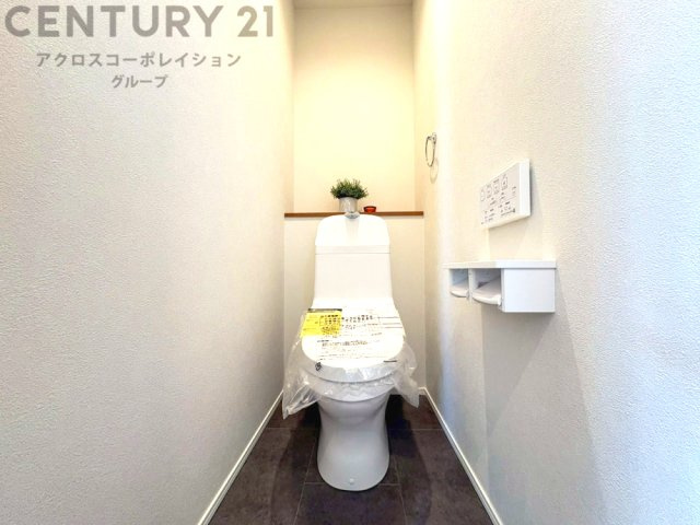 温水洗浄便座付トイレは温水洗浄機能により、暖かい水でおしりを洗浄することができ、冷たい水を使う従来の便座に比べ、温水洗浄機能で暖かいトイレを提供し、快適な使用を可能にします。