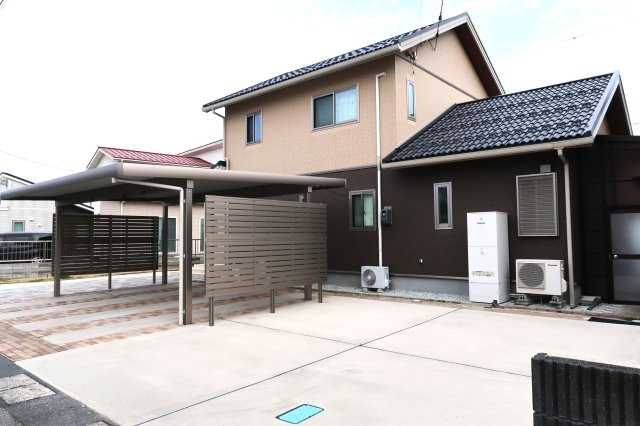 カーポート下2台分と他3台駐車OK