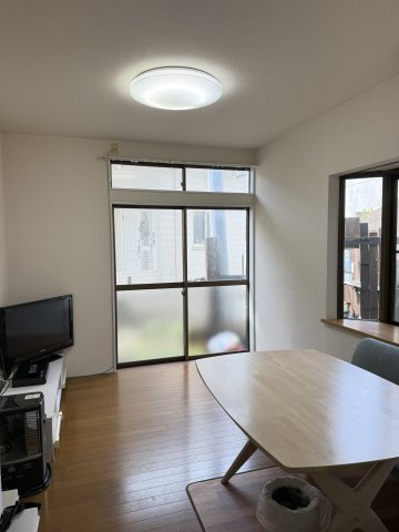 陽当たりの良い、プライバシー性の高いリビング空間。