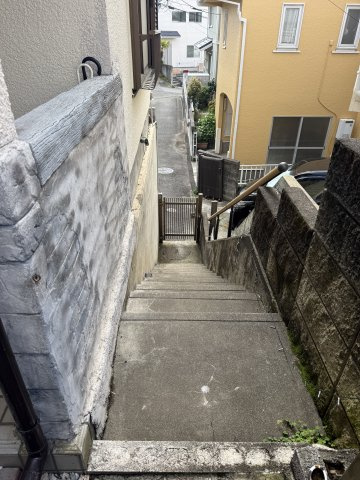 道路から玄関へのアプローチ部分です。