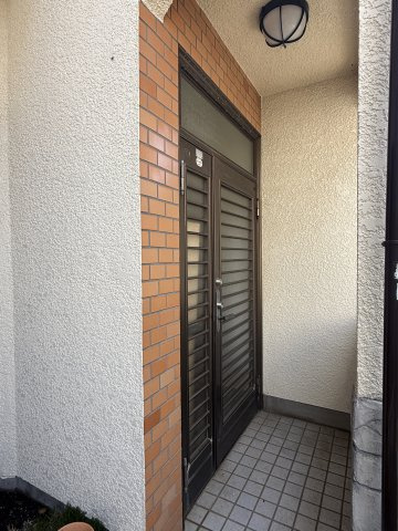 庇のついた玄関ですので、雨の日でも安心です。