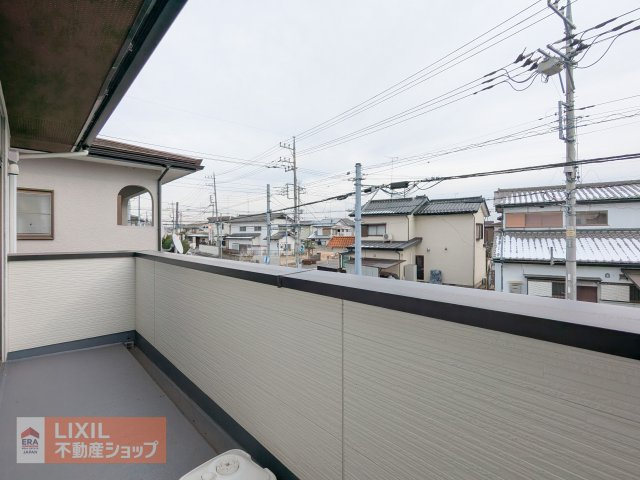 【バルコニー】現地完成写真。広々バルコニーでお布団や洗濯物がたくさん干せます♪