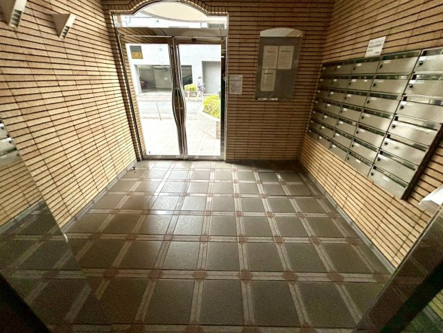 ラウンジは、マンションの共用スペースに椅子やテーブルなどを配置した利用者が寛げる空間です。屋内型ラウンジと屋外型ラウンジがあります。共用部分の管理状況と合わせて、詳細については現地でご確認ください。　