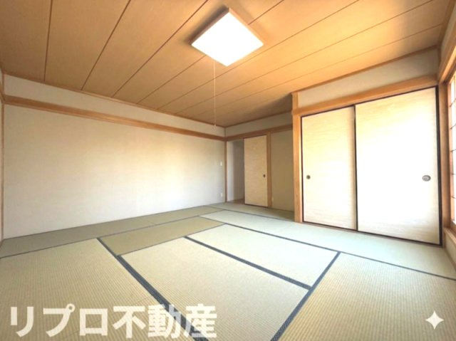 2階の和室はゆとりある約8帖で主寝室でも使いやすい　※CG加工により残置物を撤去したイメージ画像です