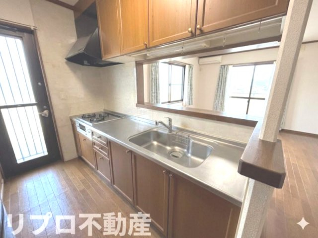 キッチンは三口コンロでカウンターキッチン！　※CG加工により残置物を撤去したイメージ画像です。