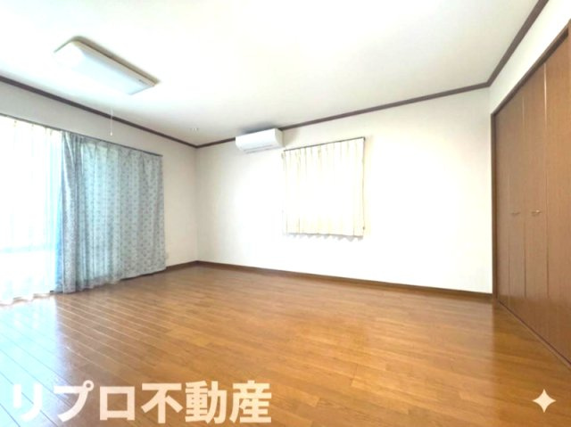 約12帖の洋室はピアノを設置していたお部屋のため、床の強度面でも安心感があり！　※CG加工により残置物を撤去したイメージ画像です。
