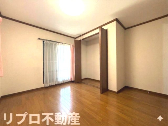 収納を2か所備えている2階約6帖の洋室！　※CG加工により残置物を撤去したイメージ画像です。