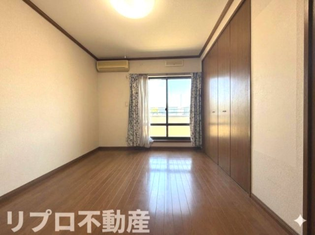 2階のもう一つの約6帖洋室は、家具配置のしやすい！　※CG加工により残置物を撤去したイメージ画像です