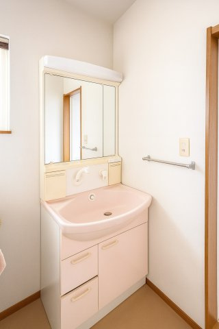 たっぷりの収納を設けたシャワー付洗面台で快適な暮らし