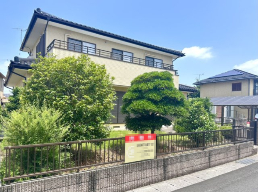 ■外観｜庭付き一戸建てならお子様やペットが走り回っても大丈夫！伸び伸びと遊び、過ごすことができます♪