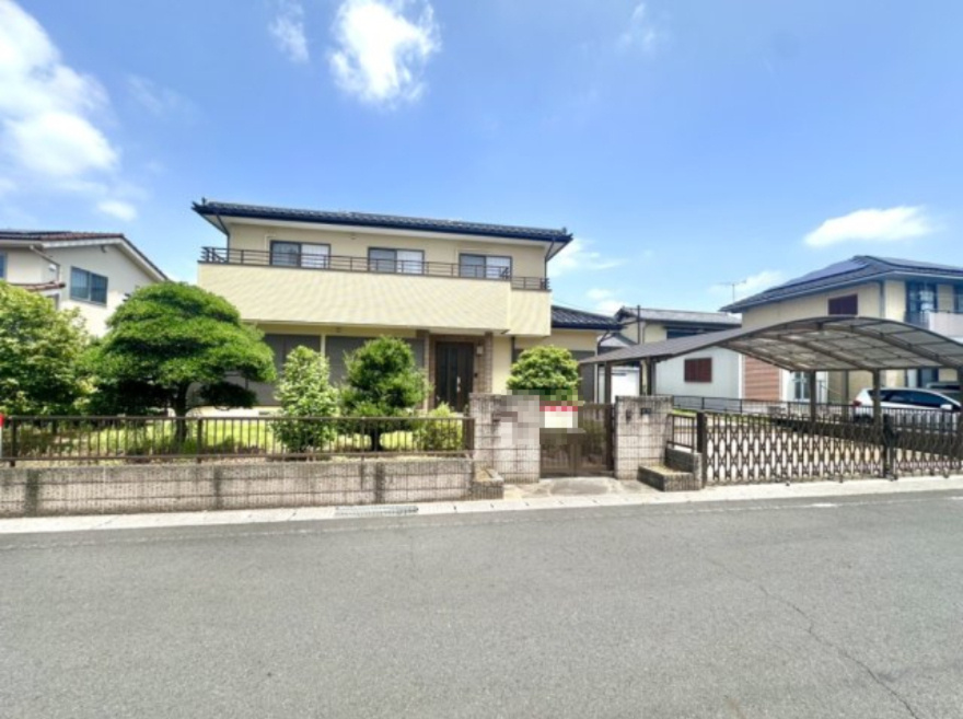 ■外観｜住宅街の中でも圧迫感が少なく、のびのびとした暮らしが叶う立地となっています。
