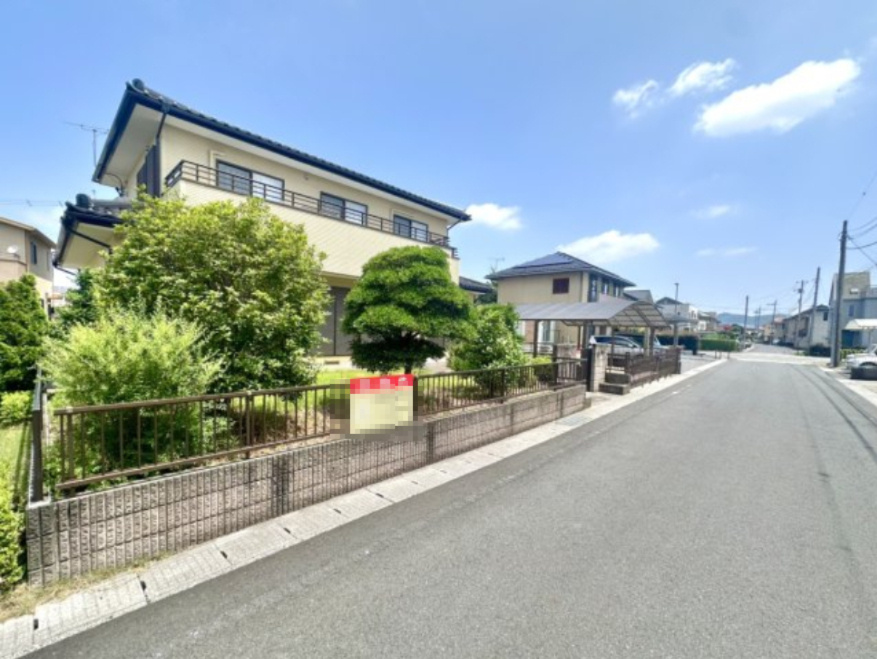 ■外観｜前面道路が広く見渡しが良いため、車の出入りやすれ違いもスムーズで日々の運転も安心して行えます♪