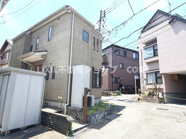 スーパーやドラッグストアなどの買い物施設が近くにあり、生活便利な立地になります！