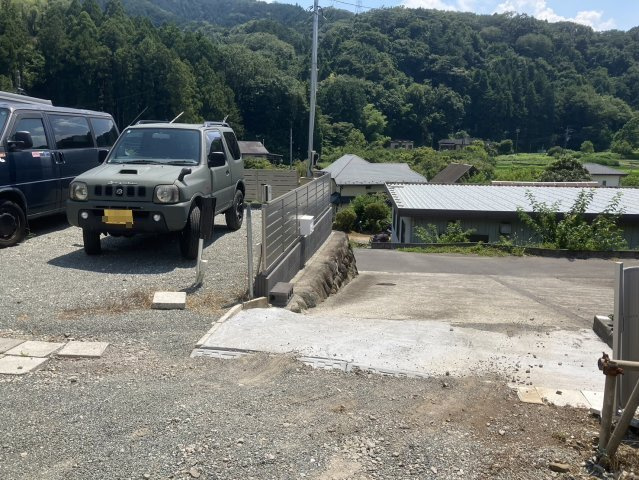 現地に行くなら、物件の周囲の地形がどうなっているかを見ることも大切です。周辺より低くなっている土地では、大雨などで水が集まりやすいため、地盤が弱くなっているということも考えられるため、注意が必要です。