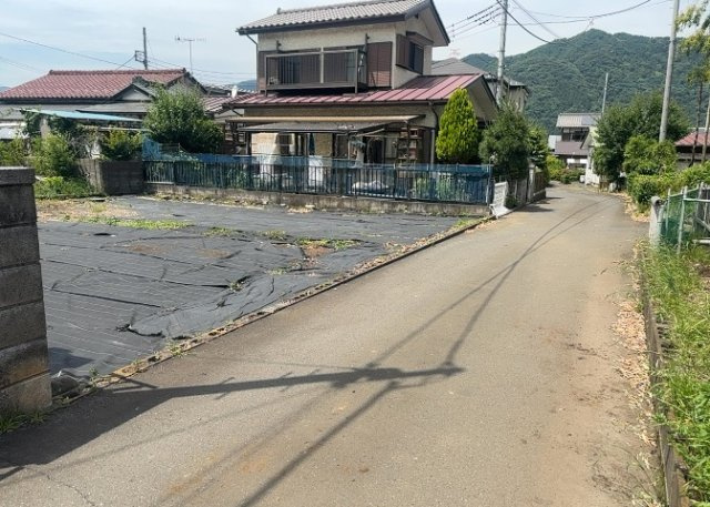 土地の形が極端に長細かったり、狭小地、あるいは道路との高低差がある傾斜地だった場合、後々売ろうとしても買い手がつかない場合もあります。後々、売却することになった時に価値の下がらない土地を選びましょう。