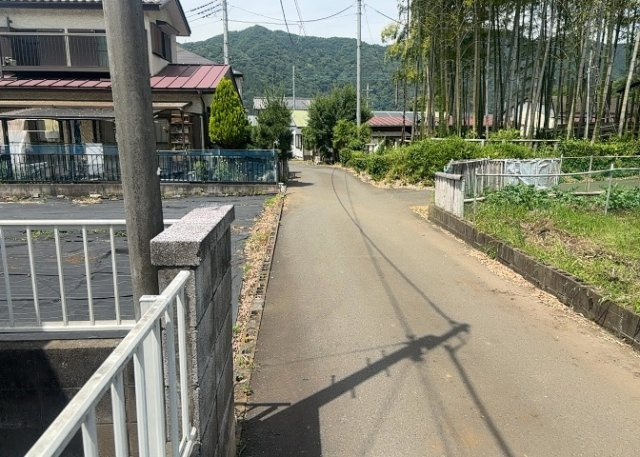 土地の面積＝住宅面積ではありません。建ぺい率の問題などで、土地のある場所によって住宅を建てられる面積は限られています。高さもしかり、「土地」という言葉の中には、建築条件も含まれると考えておきましょう。