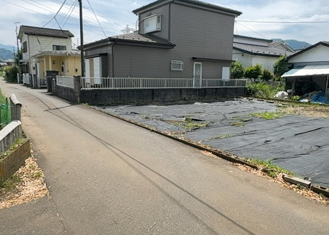 家を建てる場合、方位は要チェックです。現実的に日当たりのよい家ならばリビングは南側、建築基準法でも北側に当たる家への配慮は求められています。土地を見学に行く際は、方位磁針を持って行くようにしましょう。