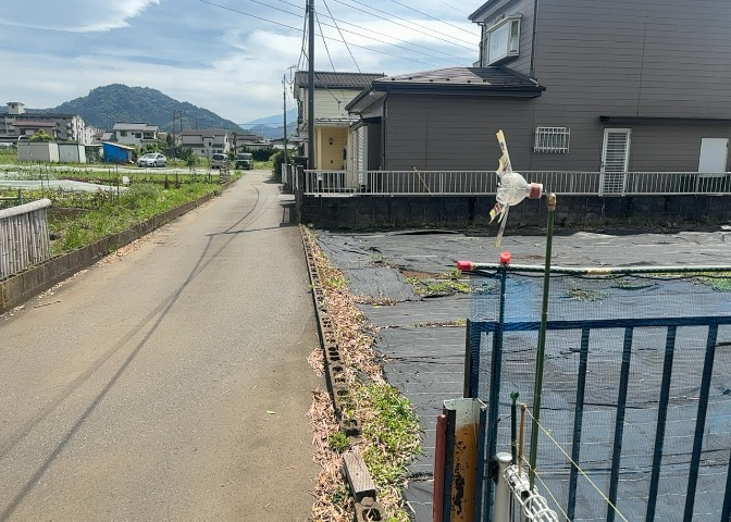土地を買う際、住む地域の自治体や福祉の補助制度にも注目してみましょう。子供や老人の医療補助やゴミ出しのルールなど、自治体によってルールに大きな違いがあるため、暮らしやすい土地で判断するとよいでしょう。