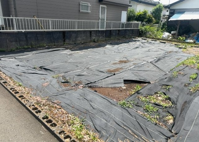 土地の前の道路に消火栓が設置されていることがあります。この場合、道路交通法第45条第1項により、駐車禁止の場所が指定されています。そのため、車庫などの駐車スペースをつくることができない場合があります。