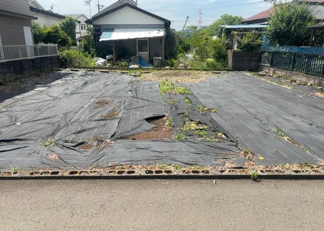 現地に行くなら、物件の周囲の地形がどうなっているかを見ることも大切です。周辺より低くなっている土地では、大雨などで水が集まりやすいため、地盤が弱くなっているということも考えられるため、注意が必要です。