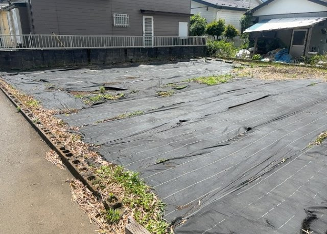 土地購入を検討されている場合、境界杭がない状態で購入してしまうと境界確定測量をする必要があり、費用がかかります。購入の前に、売主、隣土地所有者立ち合いのもと境界を確定し境界杭を設置するのがベストです。